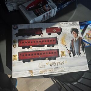 Lionel Harry Potter Hogwarts Express Battery Operated 28 Piece Train Set 7-11981